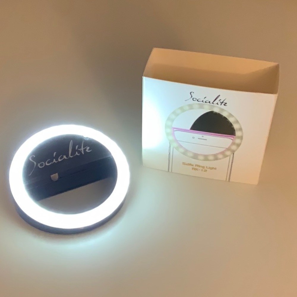 BNWT Cell phone Delhi’s light by socialite